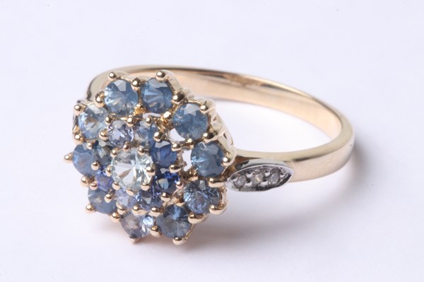 Lot 1006 - GOLD SAPPHIRE RING