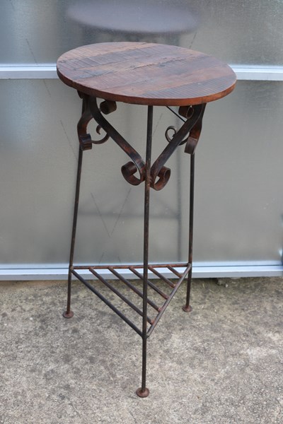 Lot 117 - PEDESTAL STAND