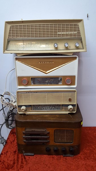 Lot 1513 - RADIOS