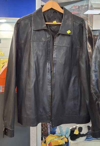 Lot 1398 - LEATHER JACKET