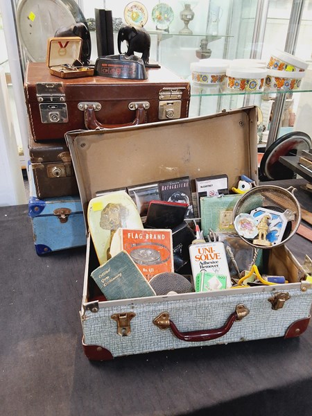 Lot 1412 - CASES & COLLECTABLES