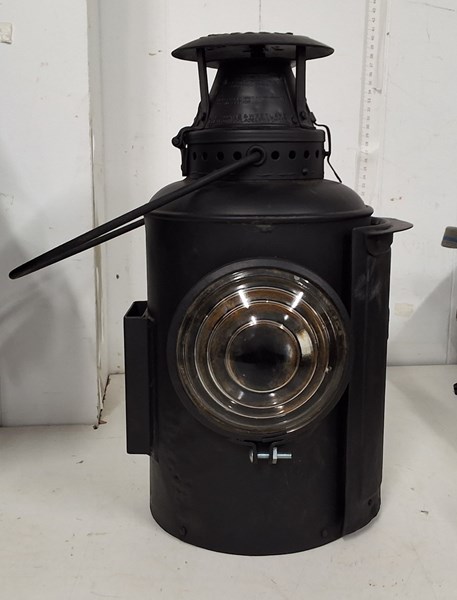 Lot 1455 - RAILWAY LAMP