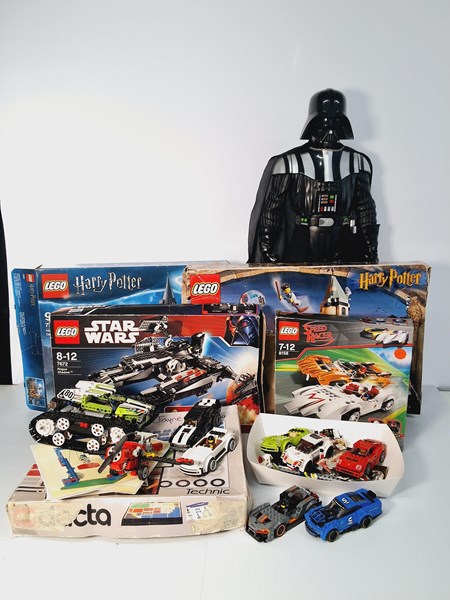 Lot 1330 - LEGO