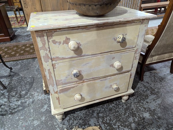 Lot 201 - CHEST OF DRAWERS