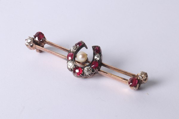 Lot 1020 - GOLD & DIAMOND BROOCH