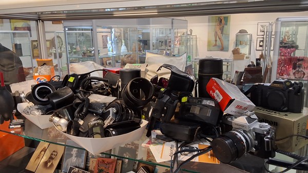 Lot 1434 - VINTAGE CAMERAS & ACCESSORIES