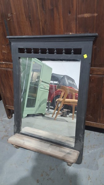 Lot 165 - WALL MIRROR