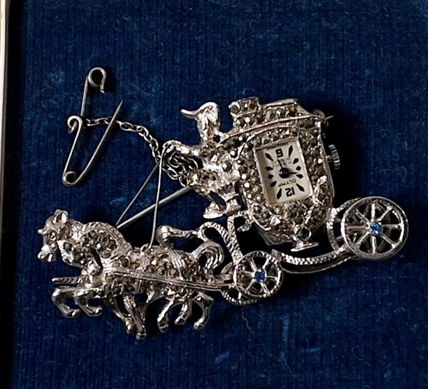 Lot 1030 - WATCH BROOCH