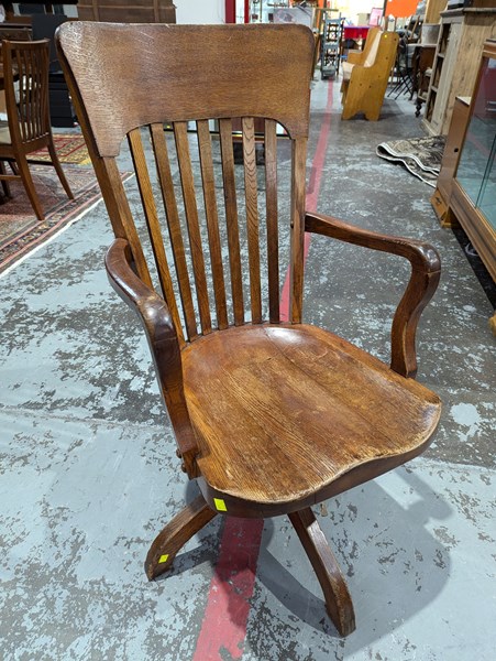 Lot 82 - OFFICE CHAIR