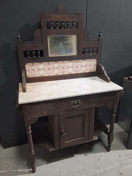 Lot 272 - WASH STAND