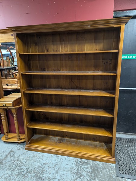 Lot 70 - BOOKSHELF