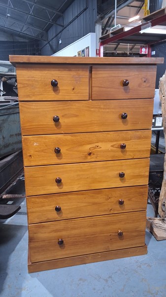 Lot 69 - CHEST OF DRAWERS