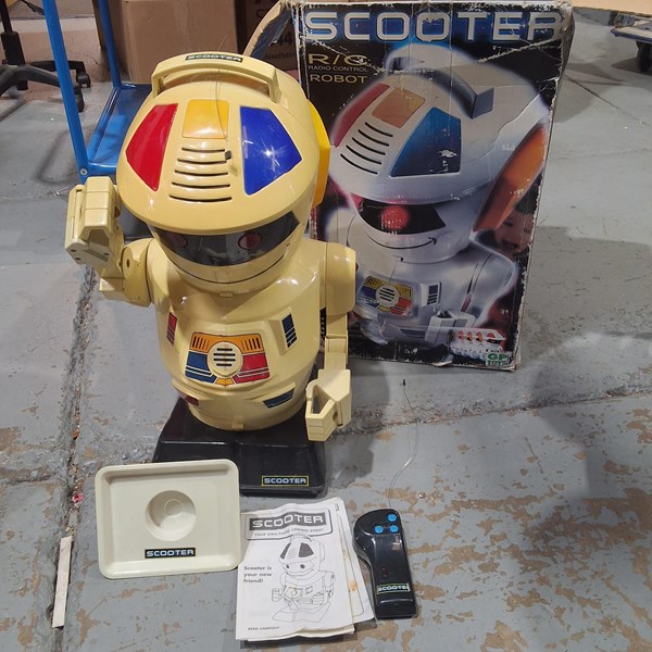 Lot 228 - SCOOTER R/C ROBOT