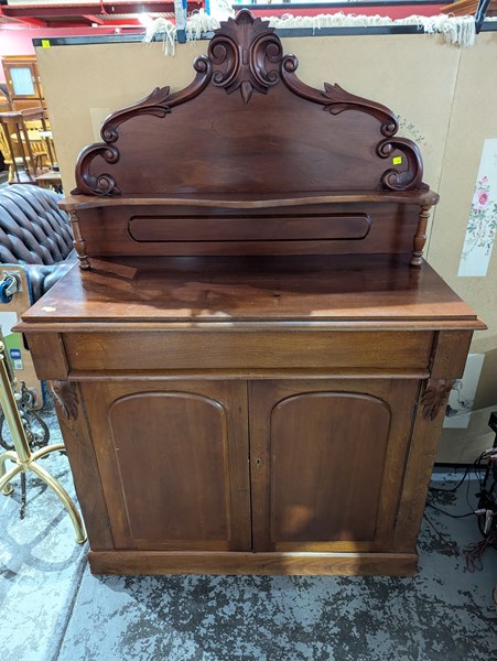 Lot 19 - CHIFFONIER