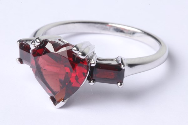 Lot 1013 - SILVER GARNET RING