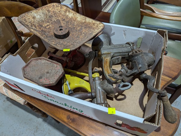 Lot 370 - KITCHEN ITEMS