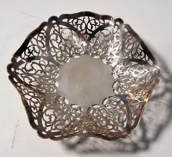 Lot 1053 - SILVER DISH