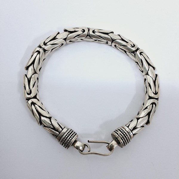 Lot 1011 - SILVER BRACELET