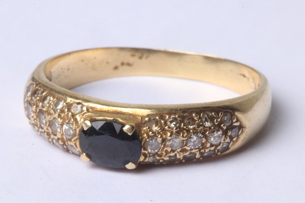 Lot 1003 - GOLD RING