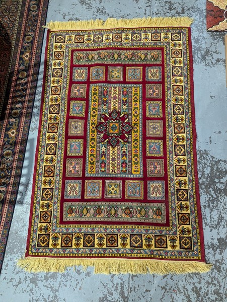 Lot 24 - FLOOR RUG