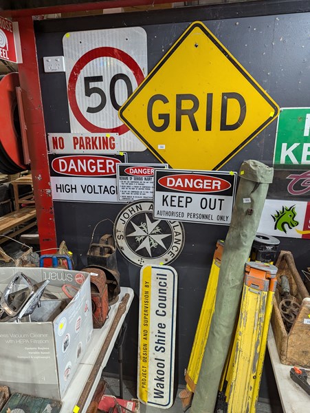 Lot 352 - SIGNS