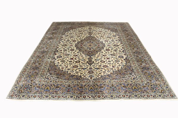 Lot 39 - KASHAN RUG