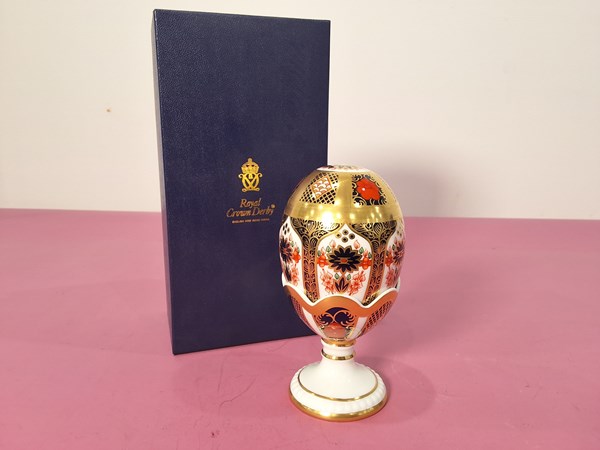 Lot 1205 - ROYAL CROWN DERBY EGG