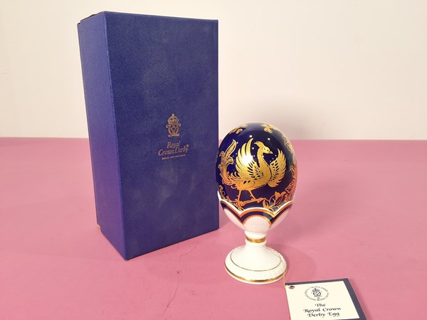 Lot 1204 - ROYAL CROWN DERBY EGG