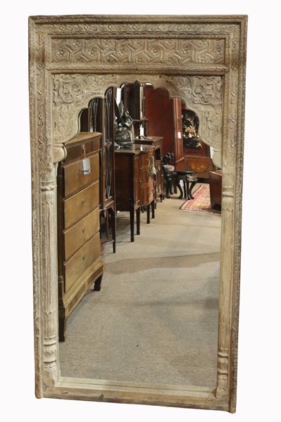 Lot 155 - DECORATIVE MIRROR