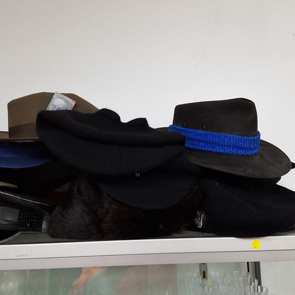 Lot 1456 - HATS