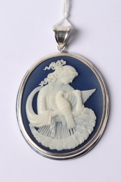 Lot 1048 - PENDANT