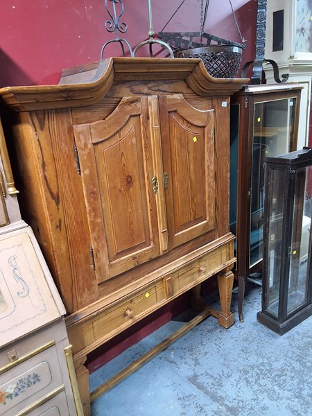 Lot 62 - COURT CABINET