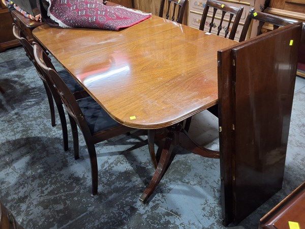 Lot 79 - DINING TABLE