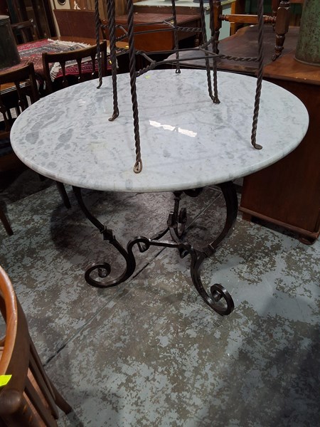 Lot 94 - DINING TABLE