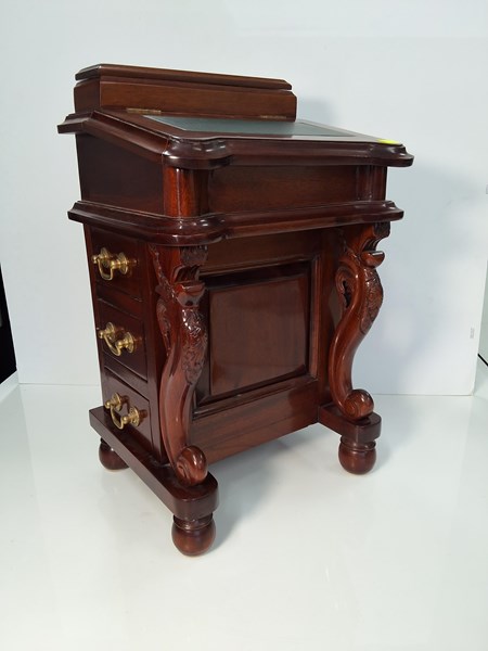 Lot 1160 - MINATURE DAVENPORT