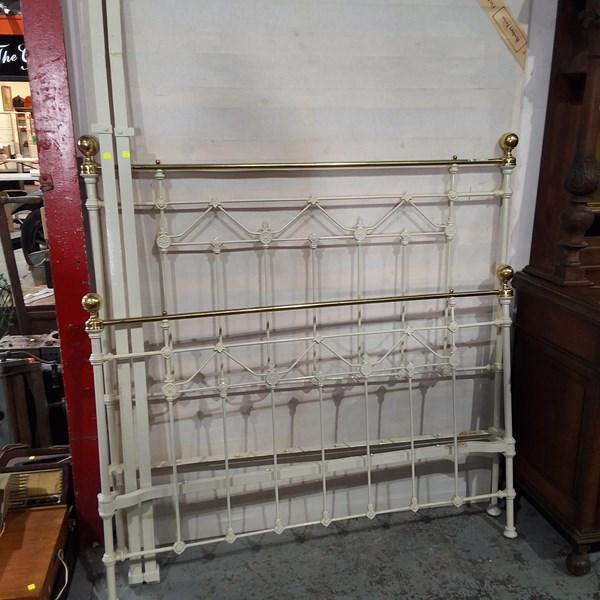 Lot 175 - QUEEN BED