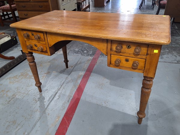 Lot 197 - DESK