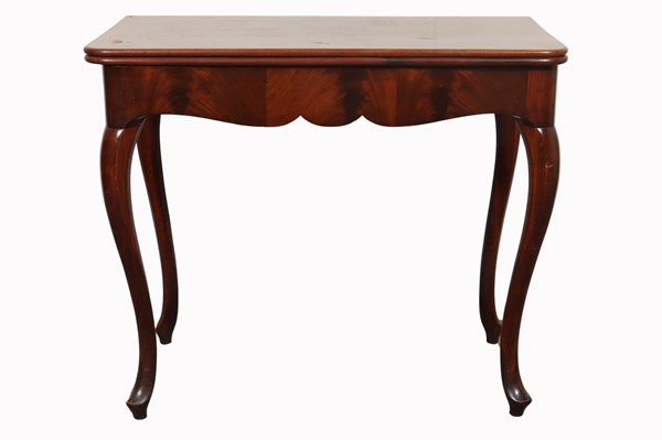 Lot 28 - TEA TABLE