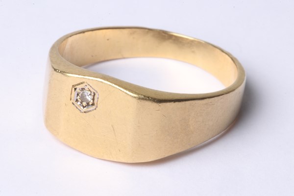 Lot 1024 - GOLD RING