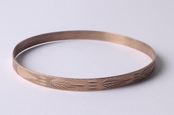 Lot 1040 - GOLD BANGLE