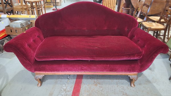 Lot 10 - SETTEE