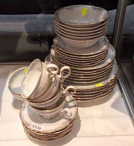 Lot 1170 - DINNER SERVICE