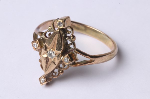 Lot 1009 - GOLD RING