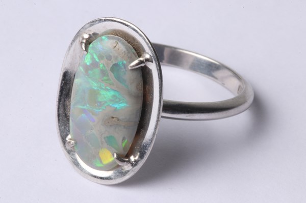 Lot 1007 - GOLD OPAL RING