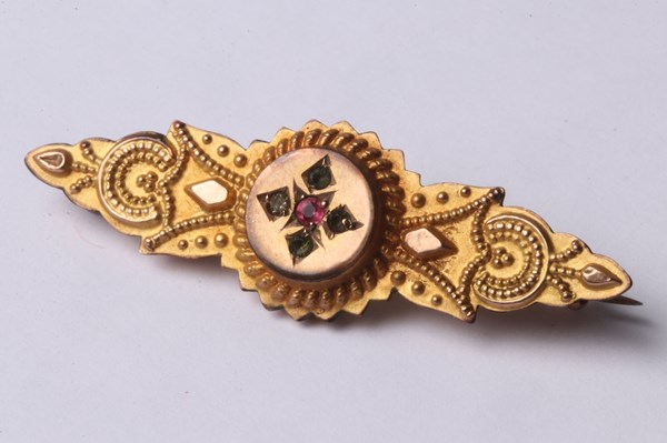 Lot 1030 - GOLD BROOCH