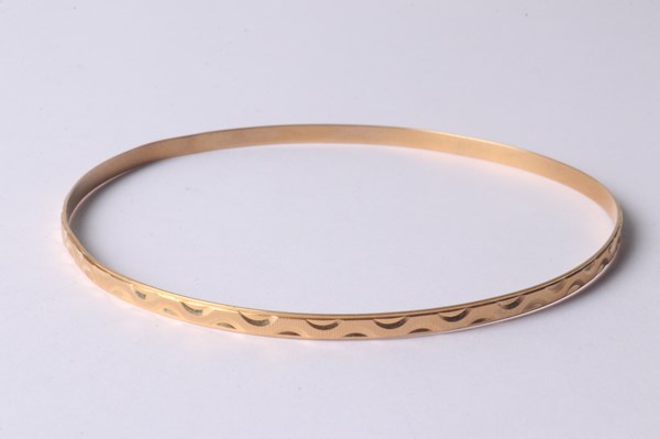 Lot 1039 - GOLD BANGLE