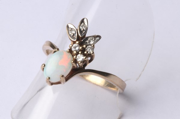 Lot 1003 - GOLD & OPAL RING