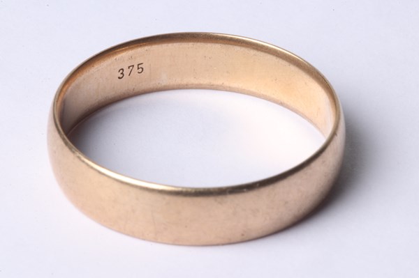 Lot 1005 - GOLD RING