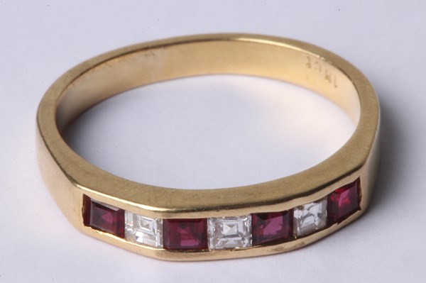 Lot 1023 - GOLD RING