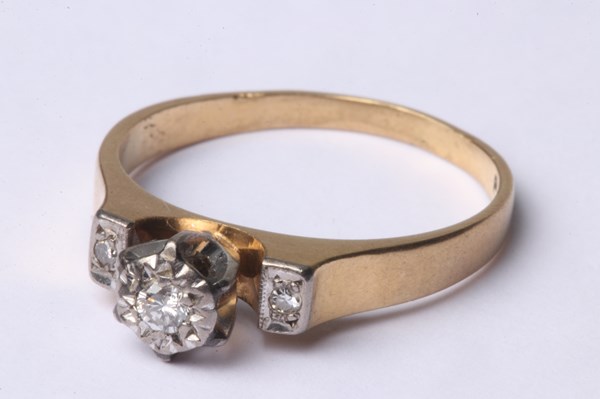 Lot 1002 - GOLD & DIAMOND RING